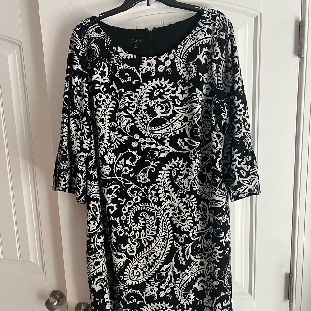 BEAUTIFUL Talbots Women 18W Black and White lined dress.